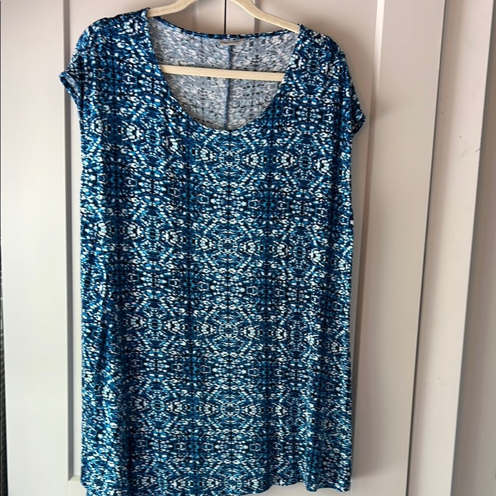 Avenue Blue and White Patterned Top cap sleeve size 20